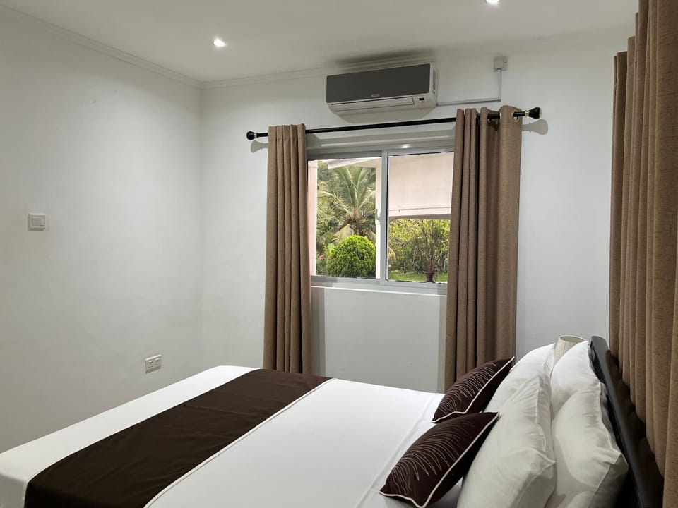 Bed, Photo of the whole room, Bedroom, air conditioner