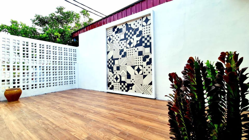 Facade/entrance, Garden, Decorative detail, Garden view, Parking