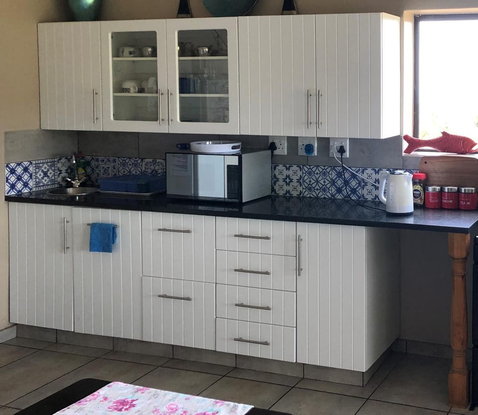 Coffee/tea facilities, Kitchen or kitchenette, microwave, stove