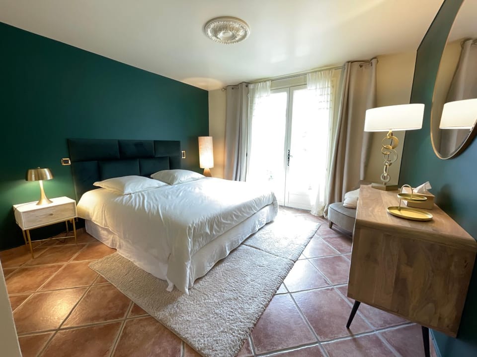 Bed, Photo of the whole room, Bedroom