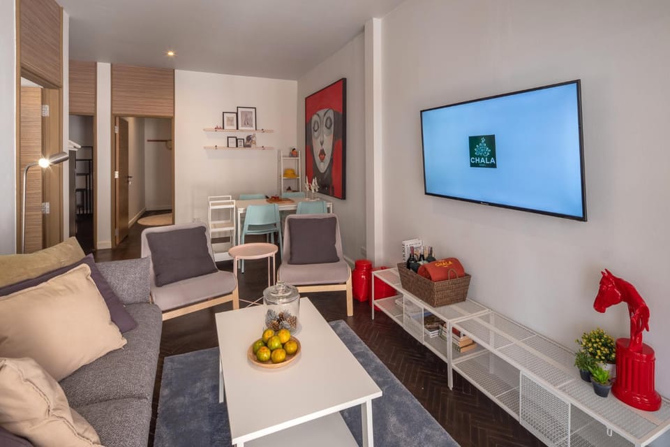 Communal lounge/ TV room, TV and multimedia, Living room, Seating area, Evening entertainment