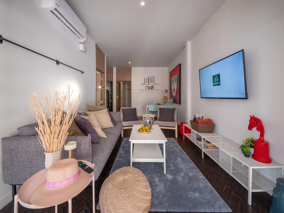 Communal lounge/ TV room, TV and multimedia, Living room, Seating area, air conditioner