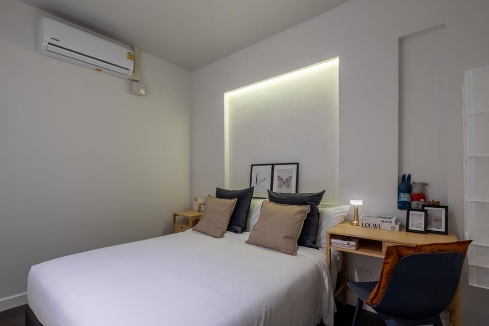Bed, Photo of the whole room, Seating area, Bedroom, hair dresser, air conditioner