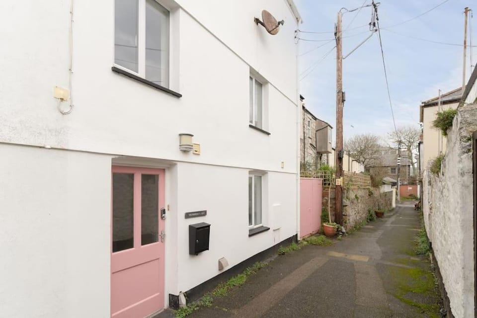 Property building, Day, Neighbourhood, Street view