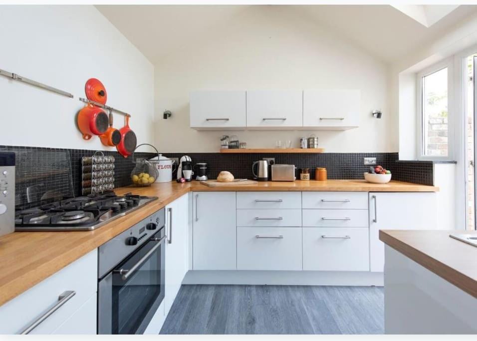 Kitchen or kitchenette, minibar, pet friendly, stove, toaster