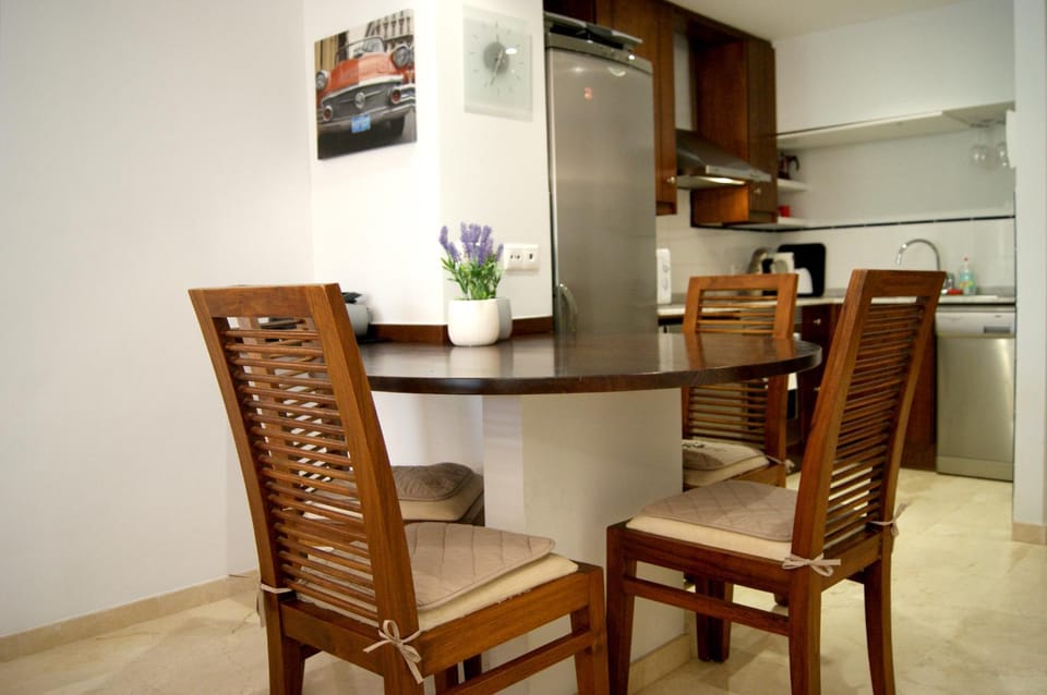 Kitchen or kitchenette, Dining area
