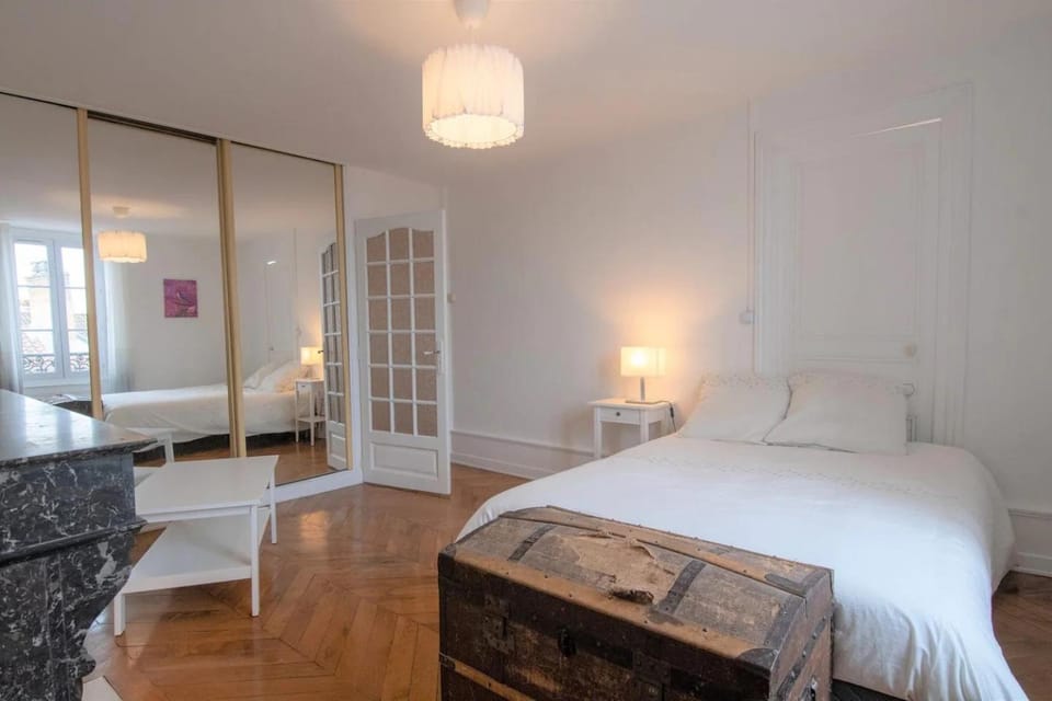 Photo of the whole room, Bedroom