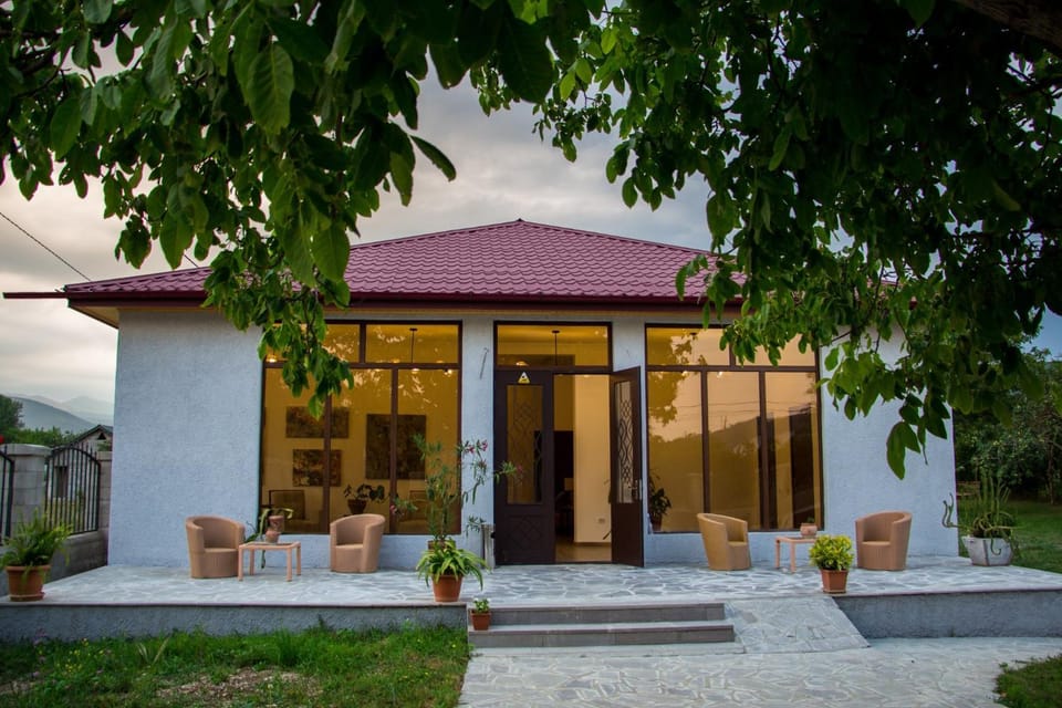 Property building, Facade/entrance, Garden, Garden, Balcony/Terrace