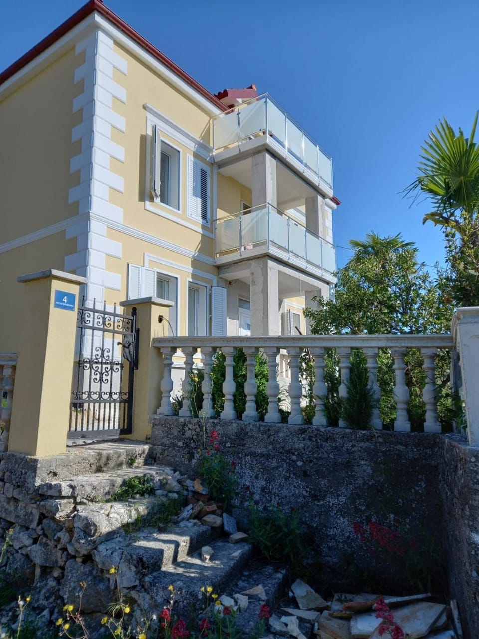 Property building, Facade/entrance, Off site