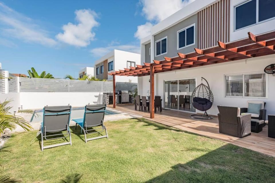 Patio, Garden, Garden view, sunbed