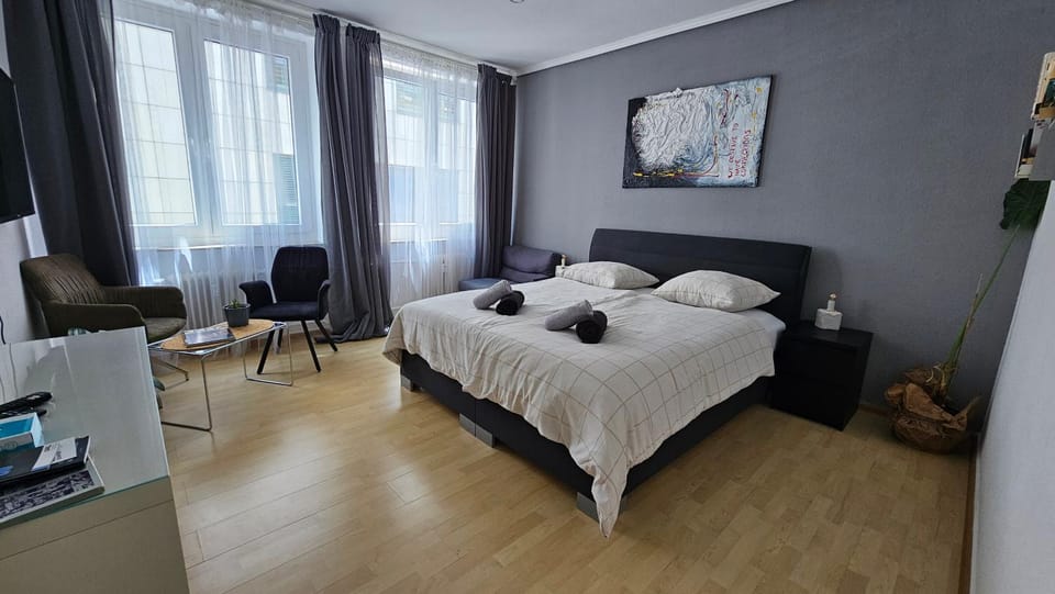 Bed, TV and multimedia, Photo of the whole room, Seating area, Bedroom