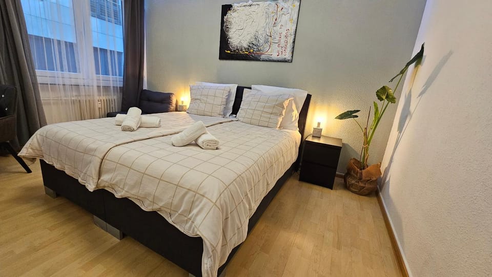 Bed, Photo of the whole room, Bedroom, towels