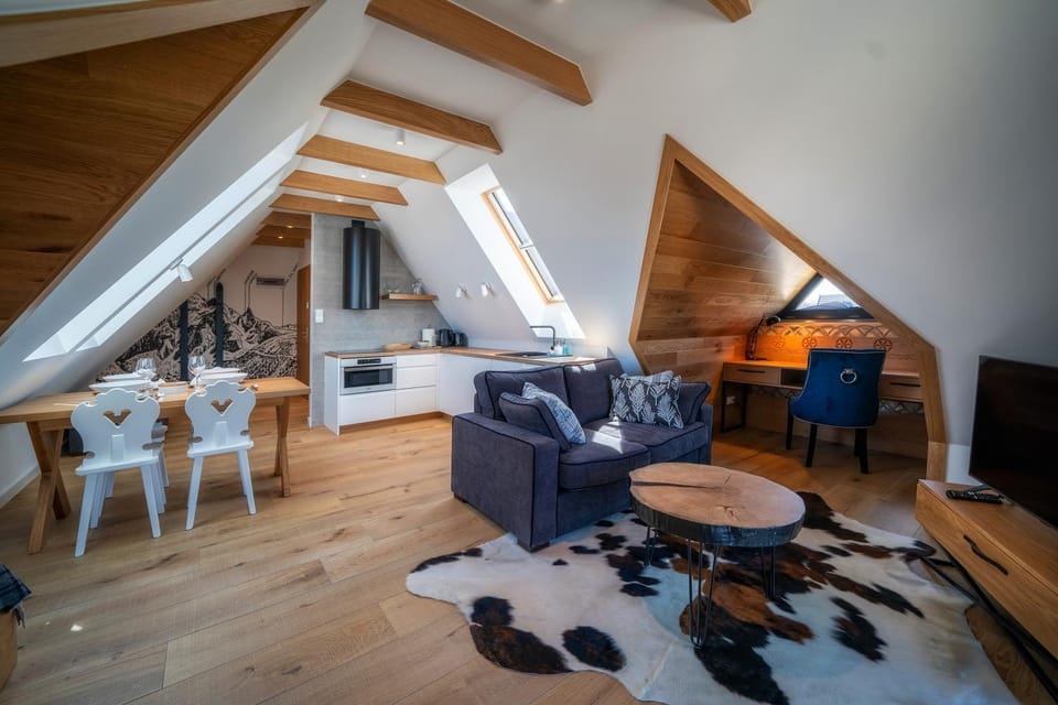 Kitchen or kitchenette, Living room, Seating area, Dining area