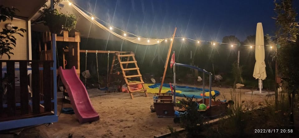 Uroczy domek letniskowy na łące z widokiem Campground/ 
RV Resort in Lower Silesian Voivodeship