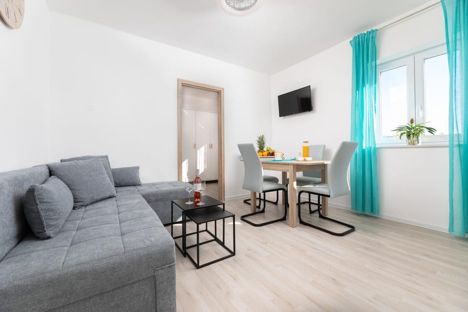 TV and multimedia, Living room, Seating area, Dining area