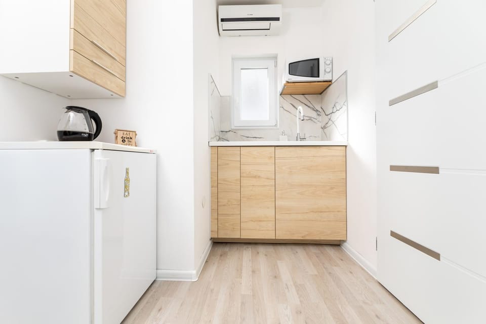 Kitchen or kitchenette, minibar, air conditioner