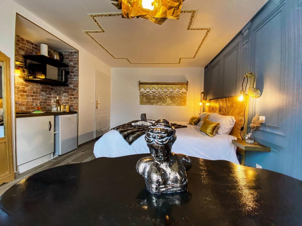 Bed, Kitchen or kitchenette, Photo of the whole room, Bedroom