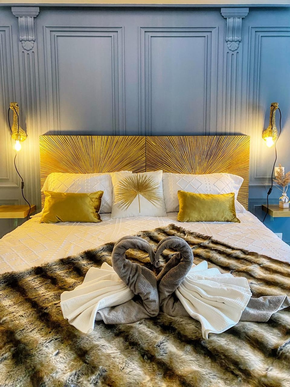 Bed, Photo of the whole room, Bedroom, towels