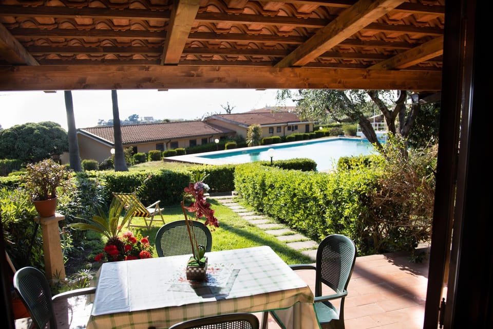 Patio, Spring, Day, Garden, Dining area, Garden view, Pool view, Swimming pool, sunbed