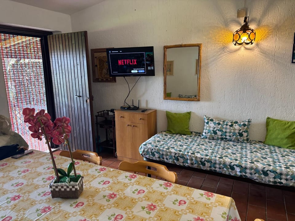 Communal lounge/ TV room, Bed, TV and multimedia, Living room, Photo of the whole room, Seating area, Dining area, Evening entertainment