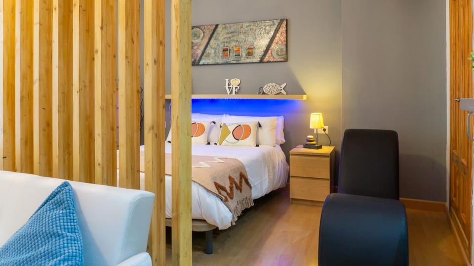 Bed, Photo of the whole room, Bedroom