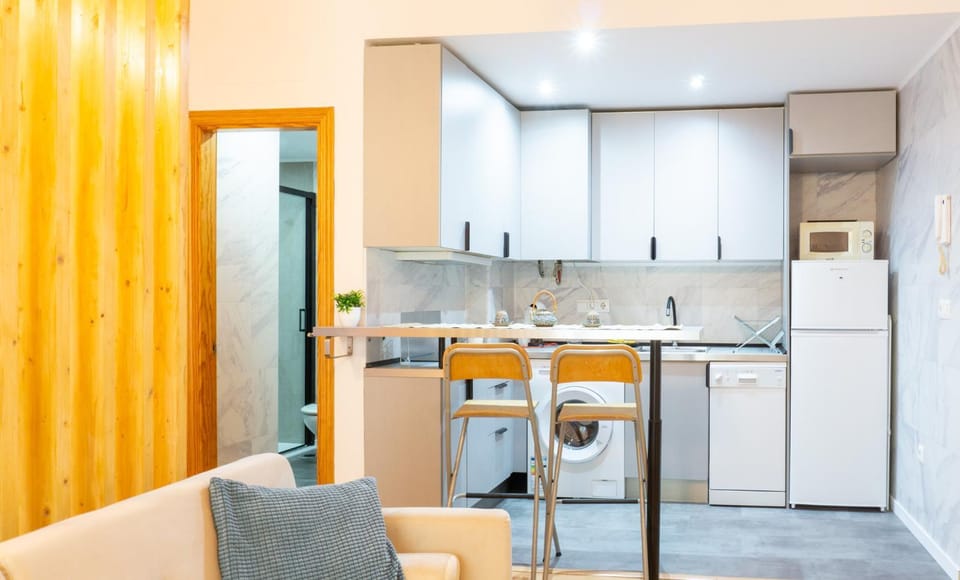 Kitchen or kitchenette, Dining area, minibar, stove