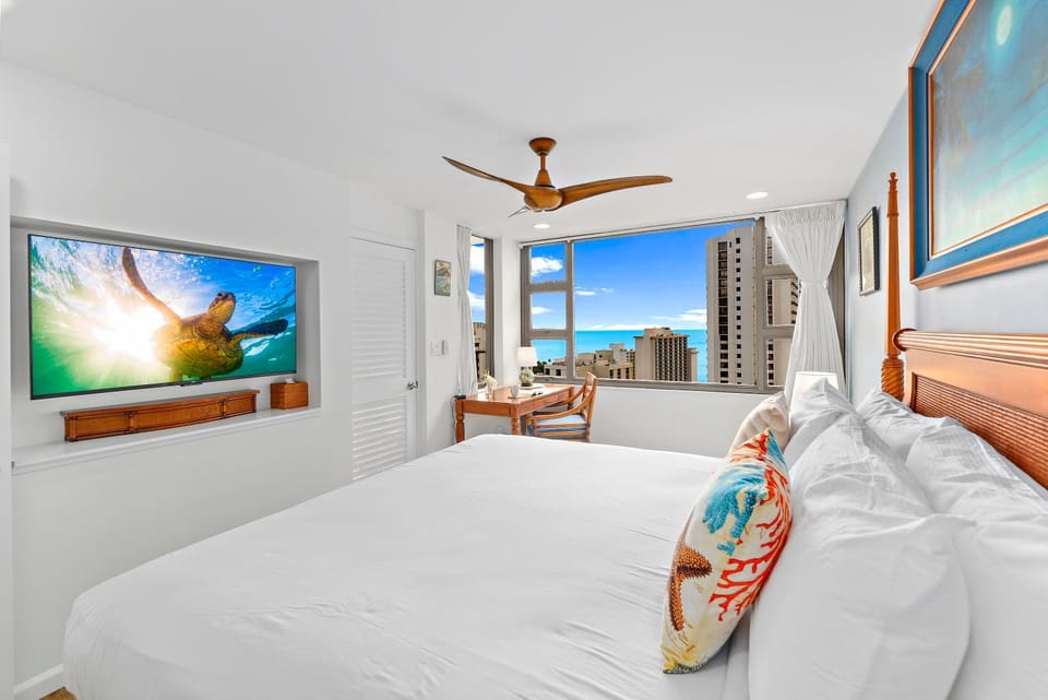 Bed, TV and multimedia, Photo of the whole room, Evening entertainment, Bedroom, fireplace