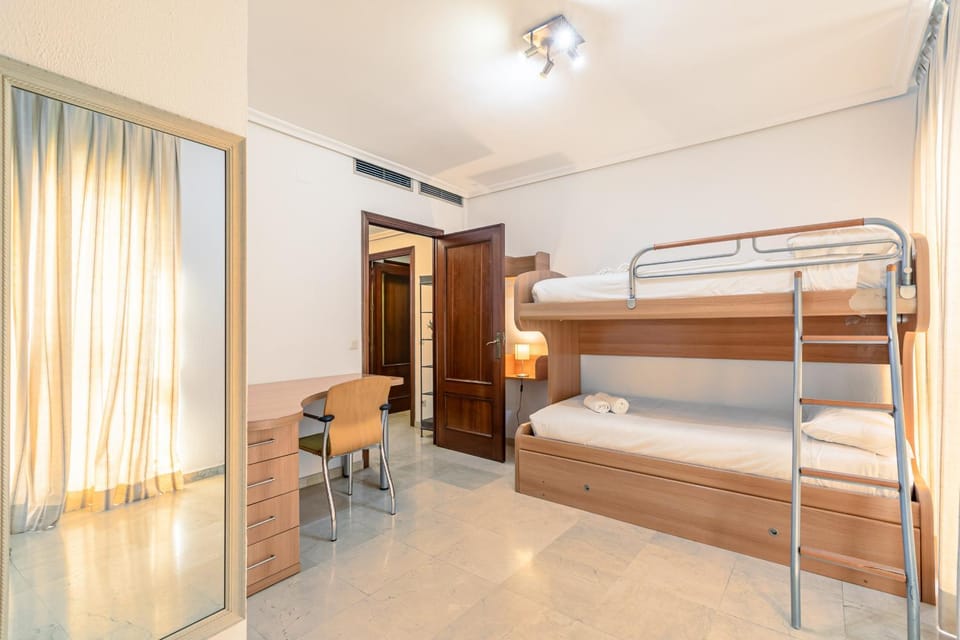 Bedroom, bunk bed