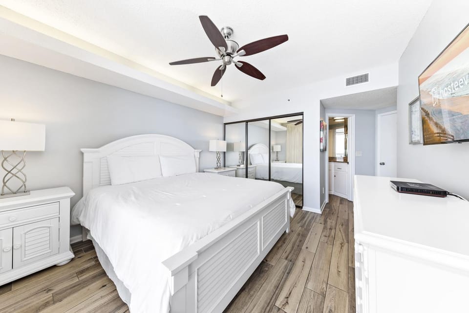 Bed, TV and multimedia, Bedroom, fireplace