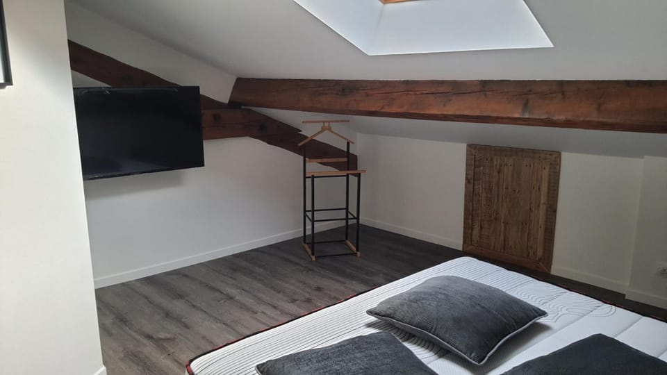 Bed, TV and multimedia, Photo of the whole room, Bedroom
