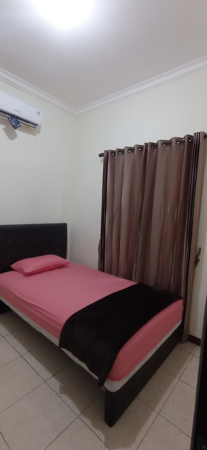 Bed, Photo of the whole room, air conditioner