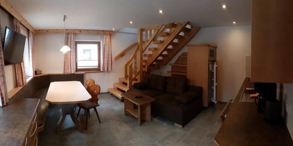 Kitchen or kitchenette, Living room, Seating area, kitchen