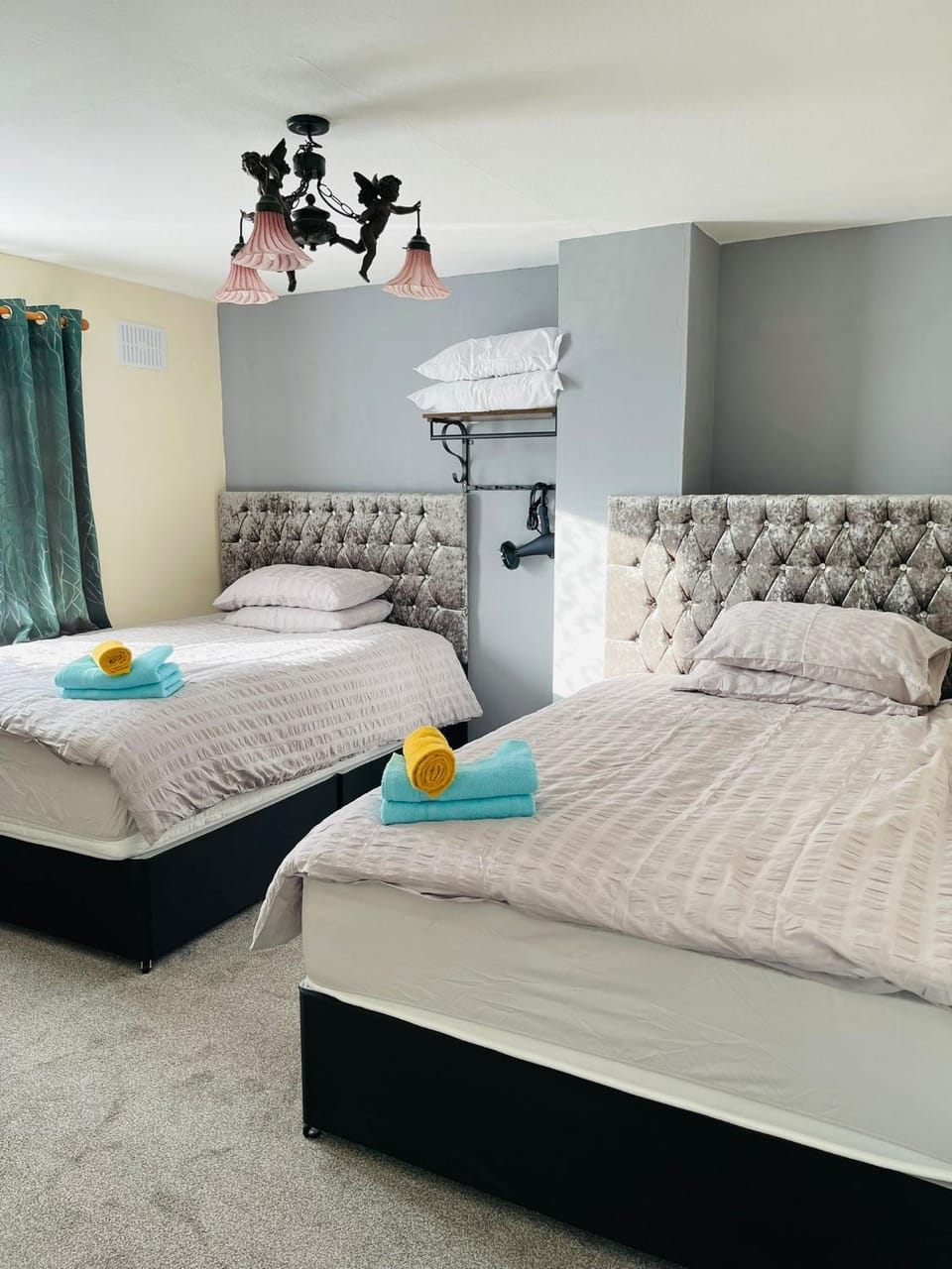 Bed, Bedroom, towels