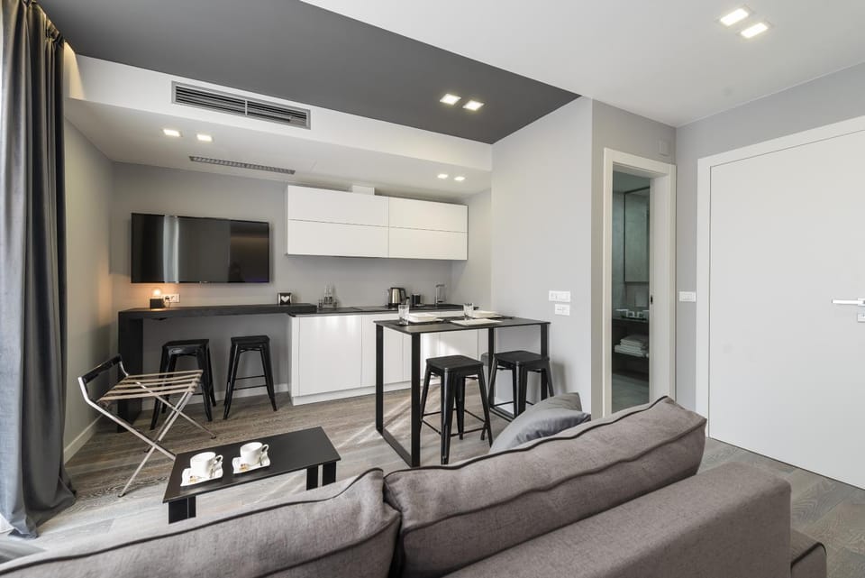 TV and multimedia, Kitchen or kitchenette, Living room, Seating area