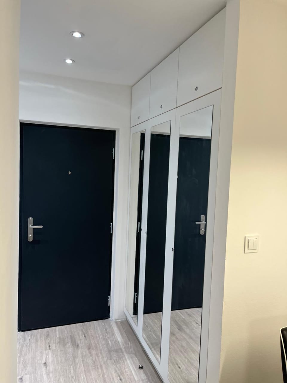 Facade/entrance, microwave, wardrobe