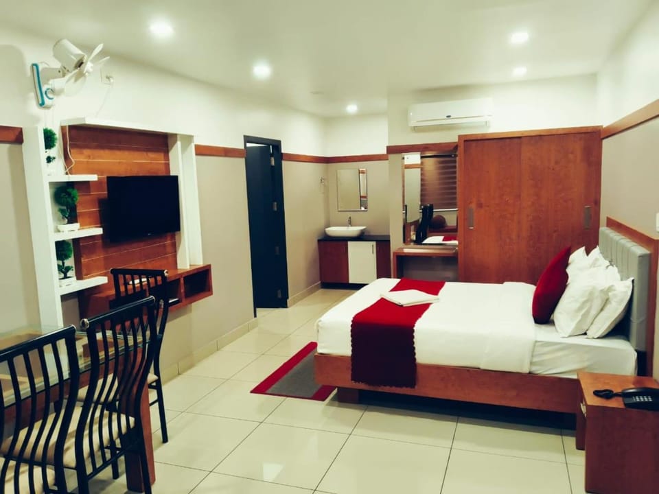 Bed, TV and multimedia, Living room, Photo of the whole room, Seating area, Dining area, Bedroom, wardrobe, air conditioner
