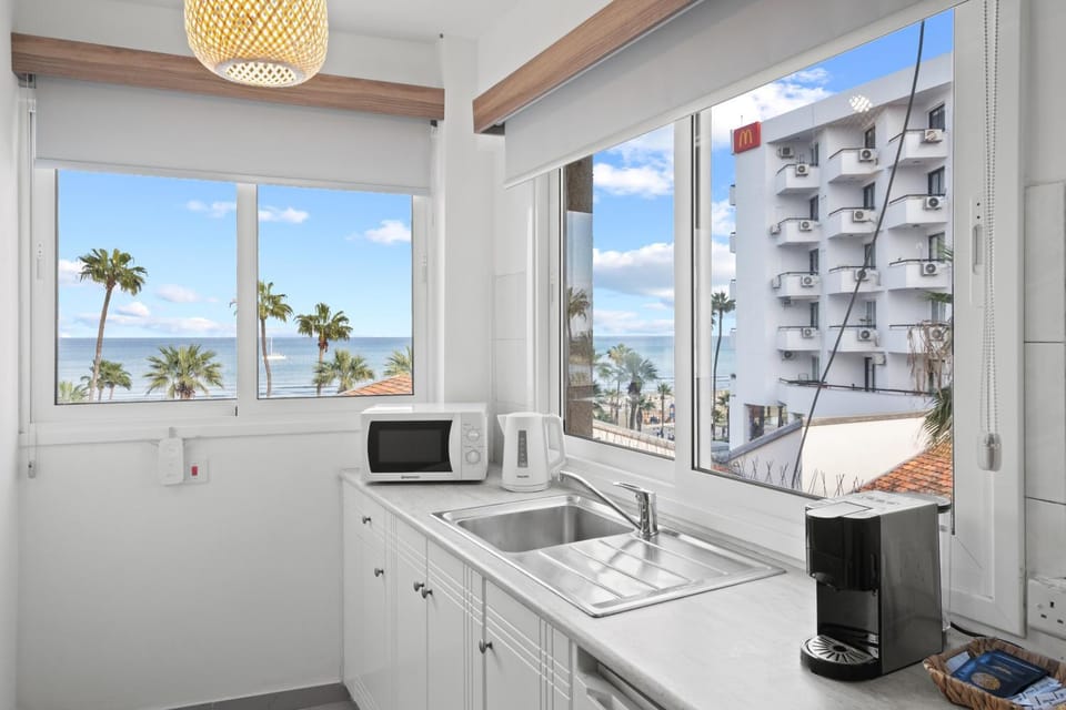 Kitchen or kitchenette, Sea view