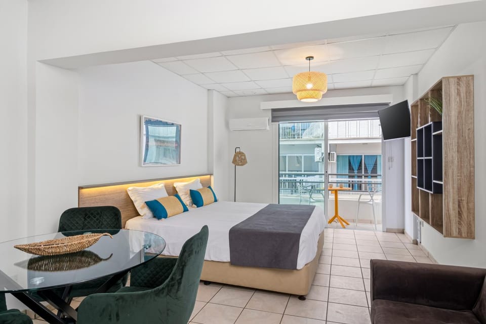 Bed, TV and multimedia, Photo of the whole room, Seating area, Bedroom