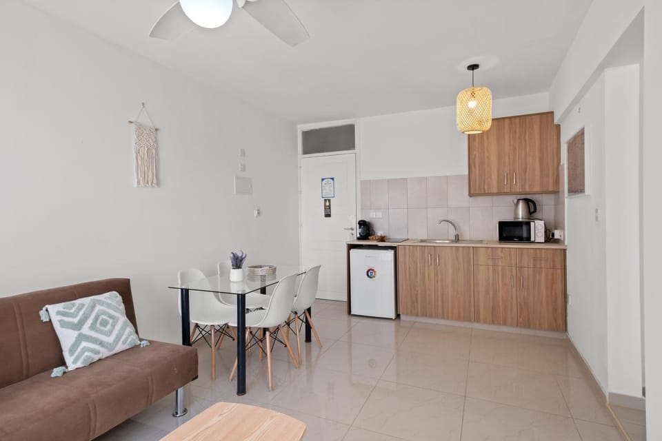 Coffee/tea facilities, Kitchen or kitchenette, Seating area, Dining area, stove