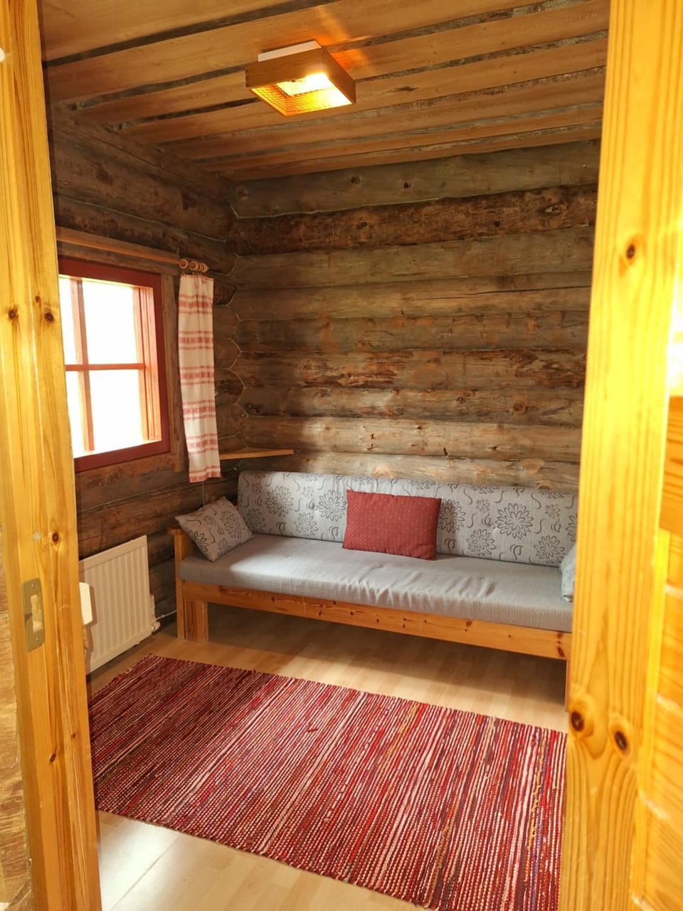 Otso, kahden makuuhuoneen kelomökki, lukuisten polkujen, polkupyöräreitin sekä kalaisan tunturilammen vieressä Chalet in Finland