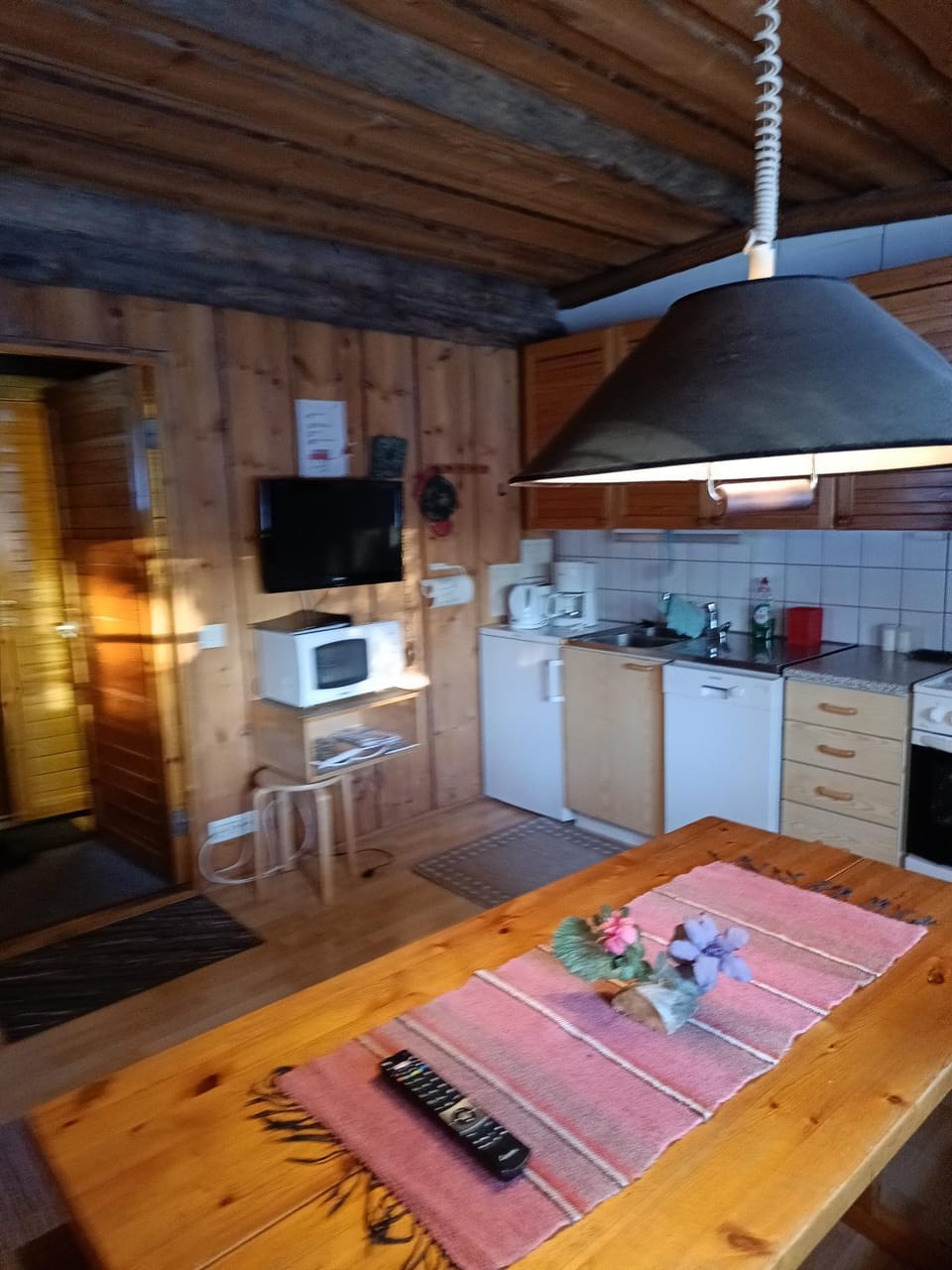 Otso, kahden makuuhuoneen kelomökki, lukuisten polkujen, polkupyöräreitin sekä kalaisan tunturilammen vieressä Chalet in Finland