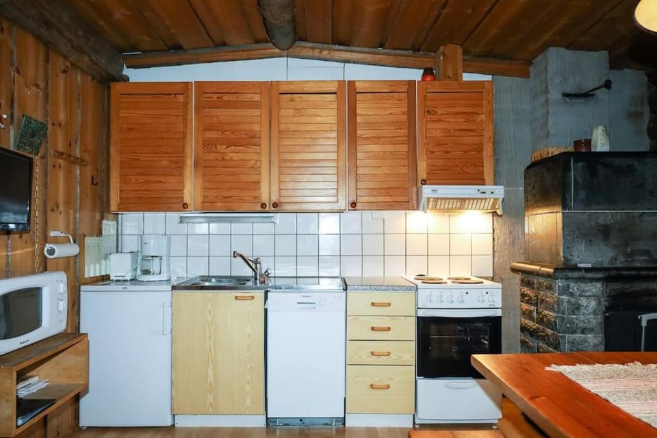 Otso, kahden makuuhuoneen kelomökki, lukuisten polkujen, polkupyöräreitin sekä kalaisan tunturilammen vieressä Chalet in Finland