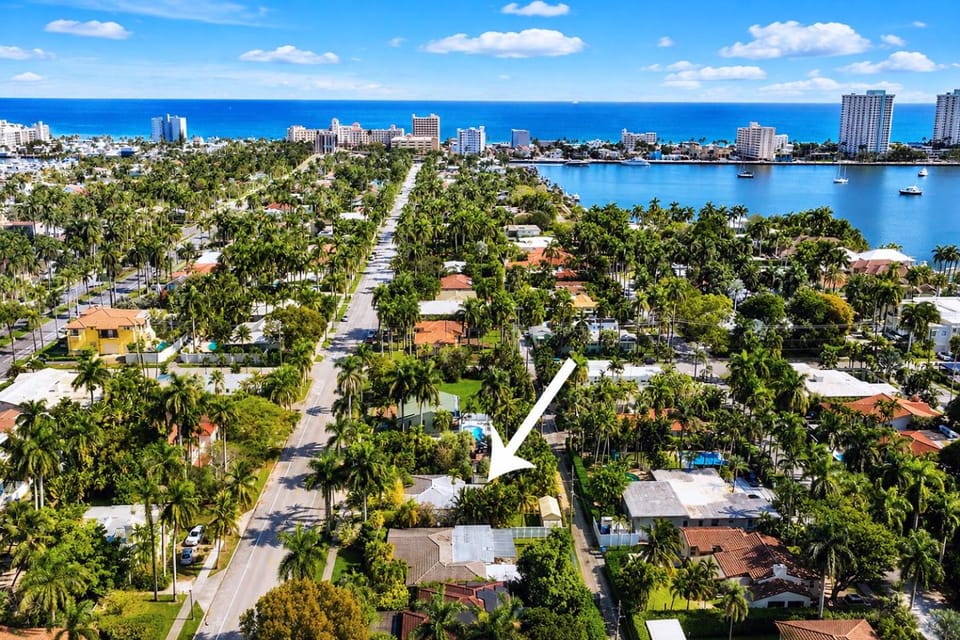 Property building, Neighbourhood, Bird's eye view, Lake view, Sea view, Location