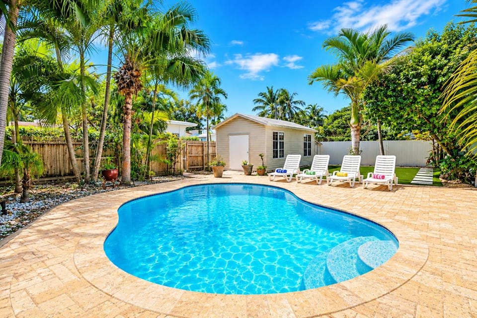 Pool view, Swimming pool, sunbed