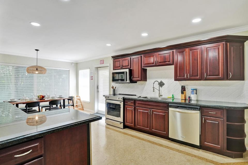Coffee/tea facilities, Kitchen or kitchenette, Dining area, dishwasher, oven, stove, toaster