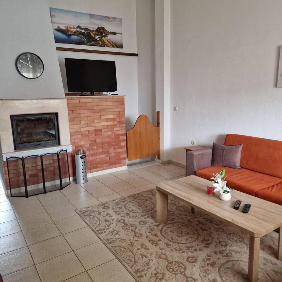 Communal lounge/ TV room, TV and multimedia, Living room, Seating area, Evening entertainment, flat iron