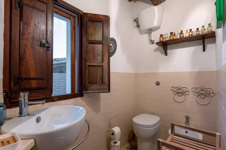 Shower, Toilet, Bathroom, bidet, towels