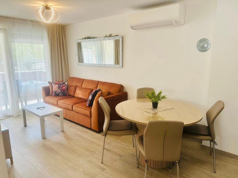 TV and multimedia, Living room, Seating area, Dining area, air conditioner