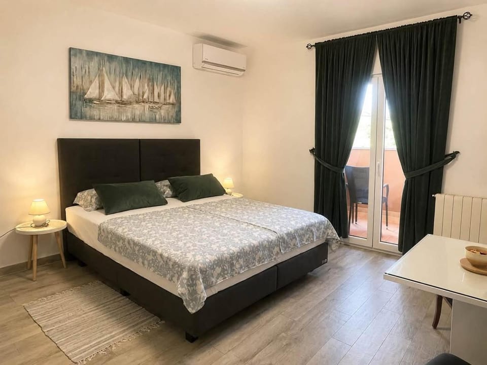 Bed, Bedroom, air conditioner