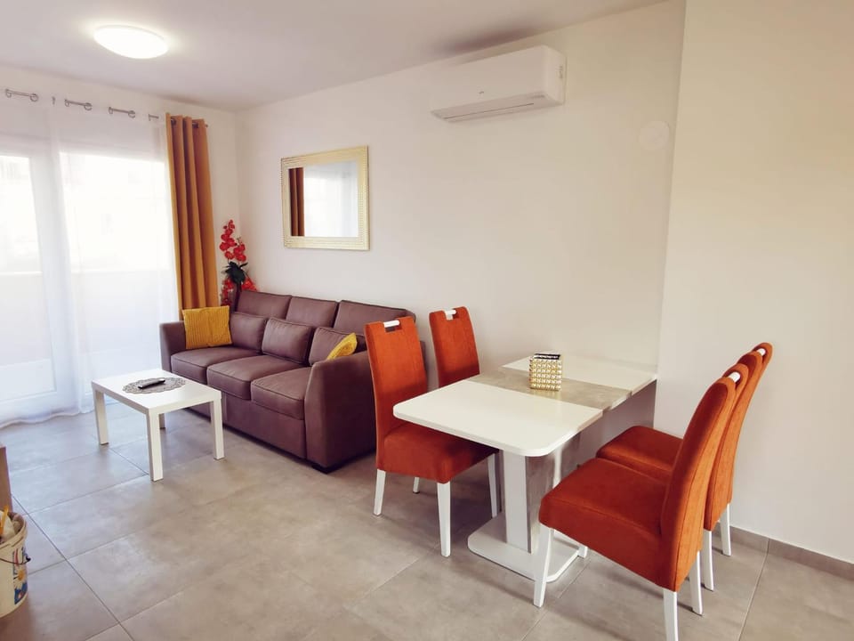Living room, Seating area, Dining area, air conditioner